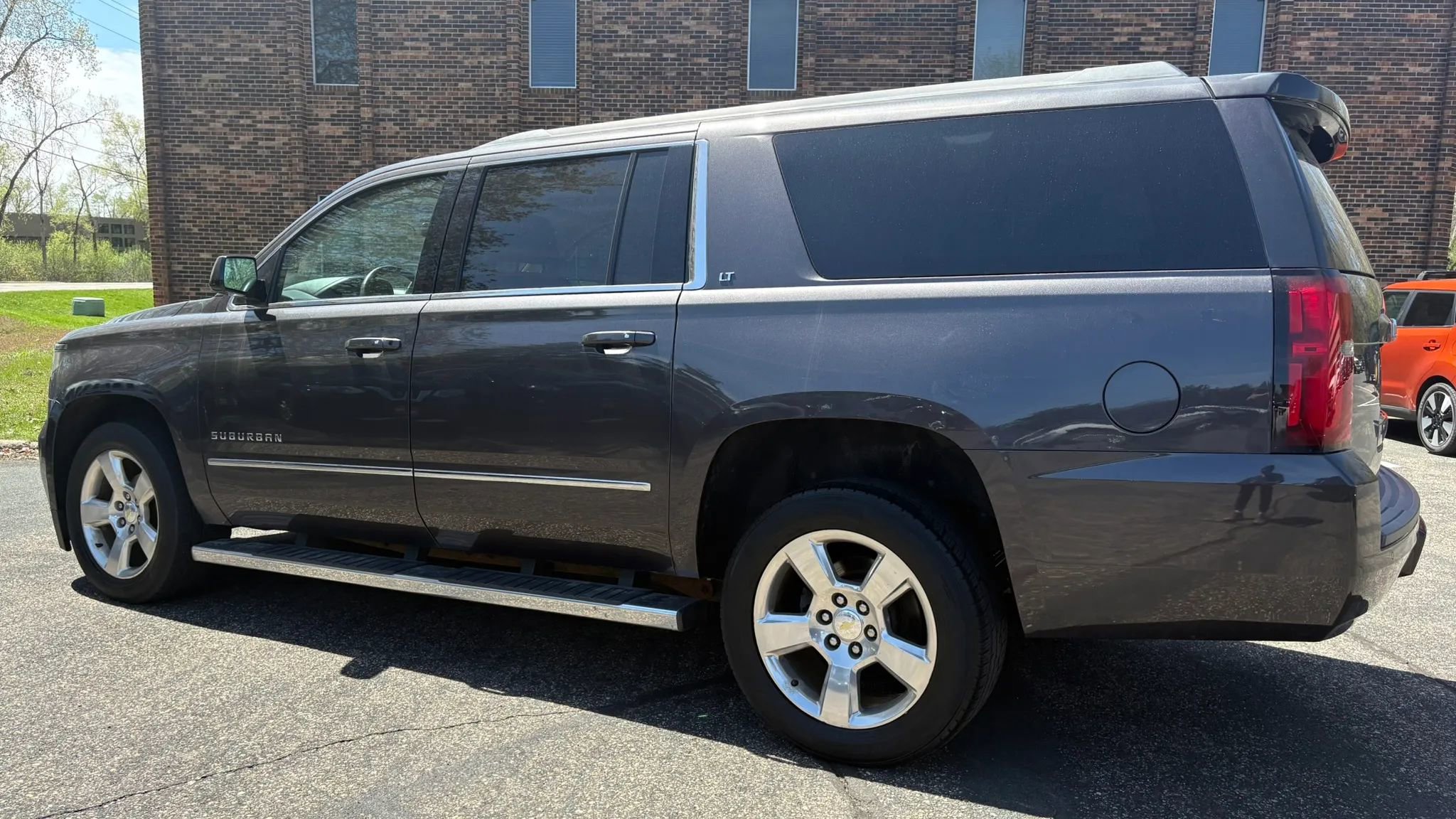 Used 2018 Chevrolet Suburban LT w/ LT Signature Package AWD/4WD image 6