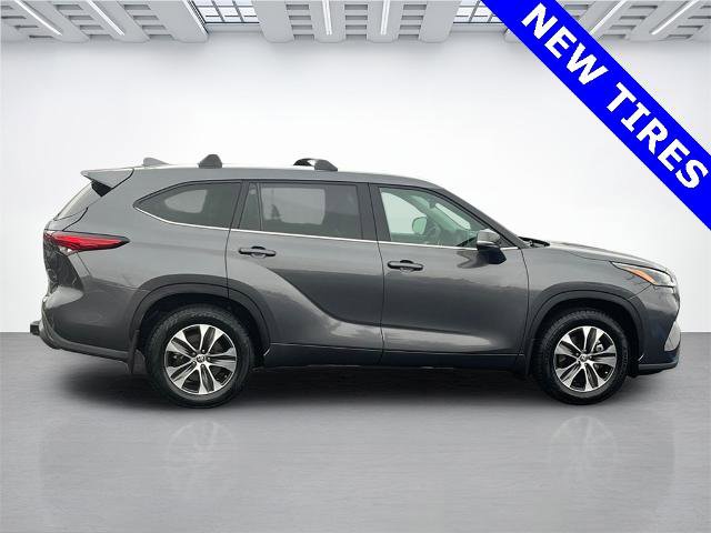 Used 2022 Toyota Highlander XLE image 2