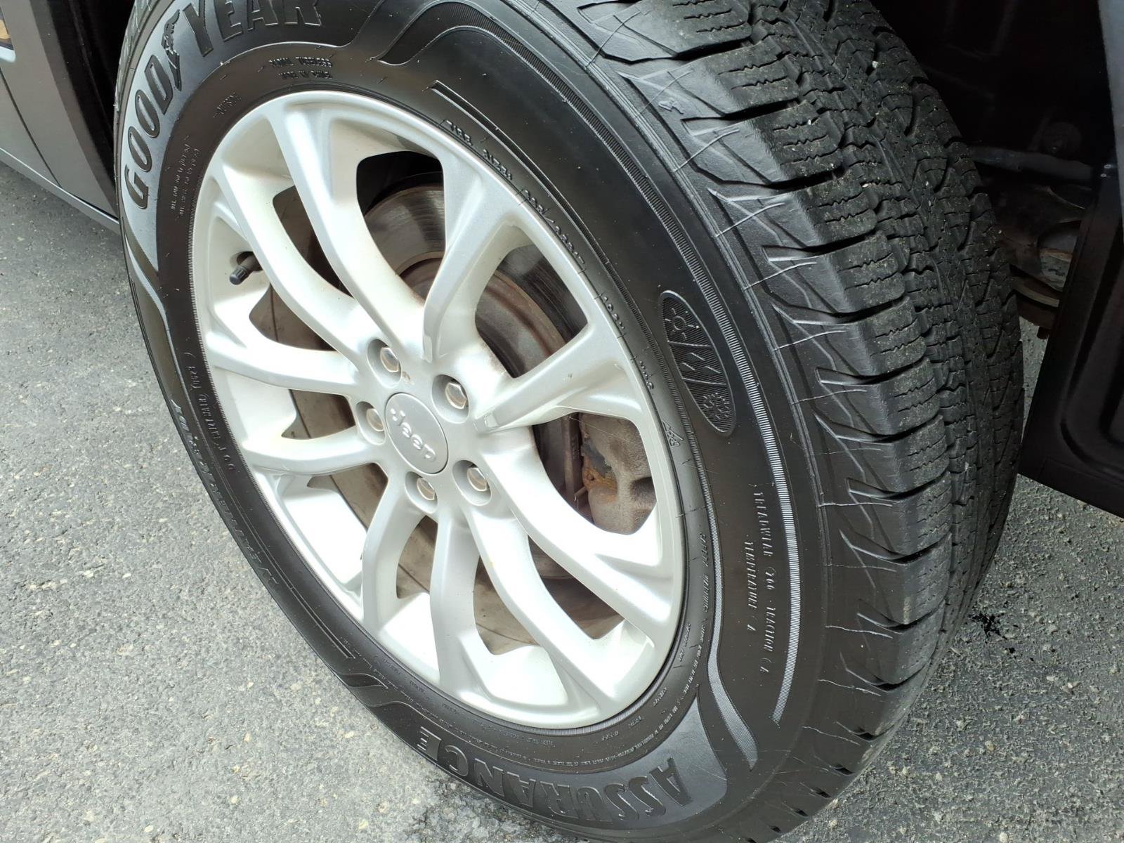Used 2020 Jeep Cherokee Latitude AWD/4WD image 28