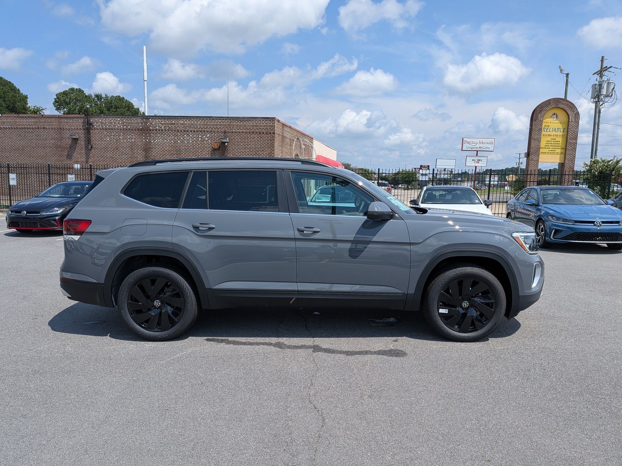 New 2026 Volkswagen Atlas SE FWD image 2