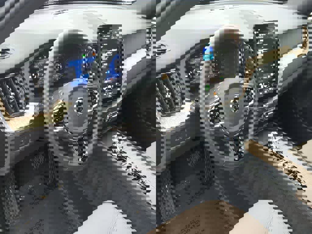 Used 2026 Volvo XC60 B5 Plus w/ Protection Package Premier image 2