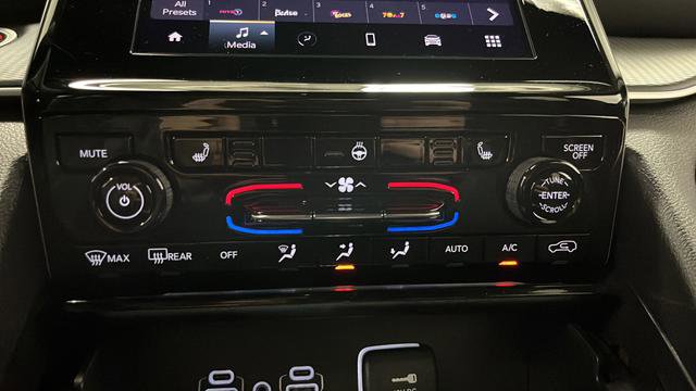 Used 2025 Jeep Grand Cherokee Altitude AWD/4WD image 17