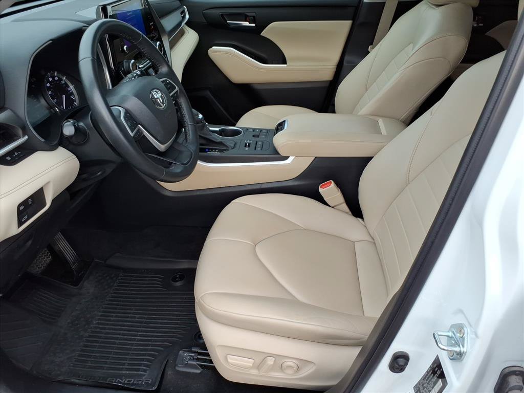 Used 2023 Toyota Highlander XLE AWD/4WD image 5