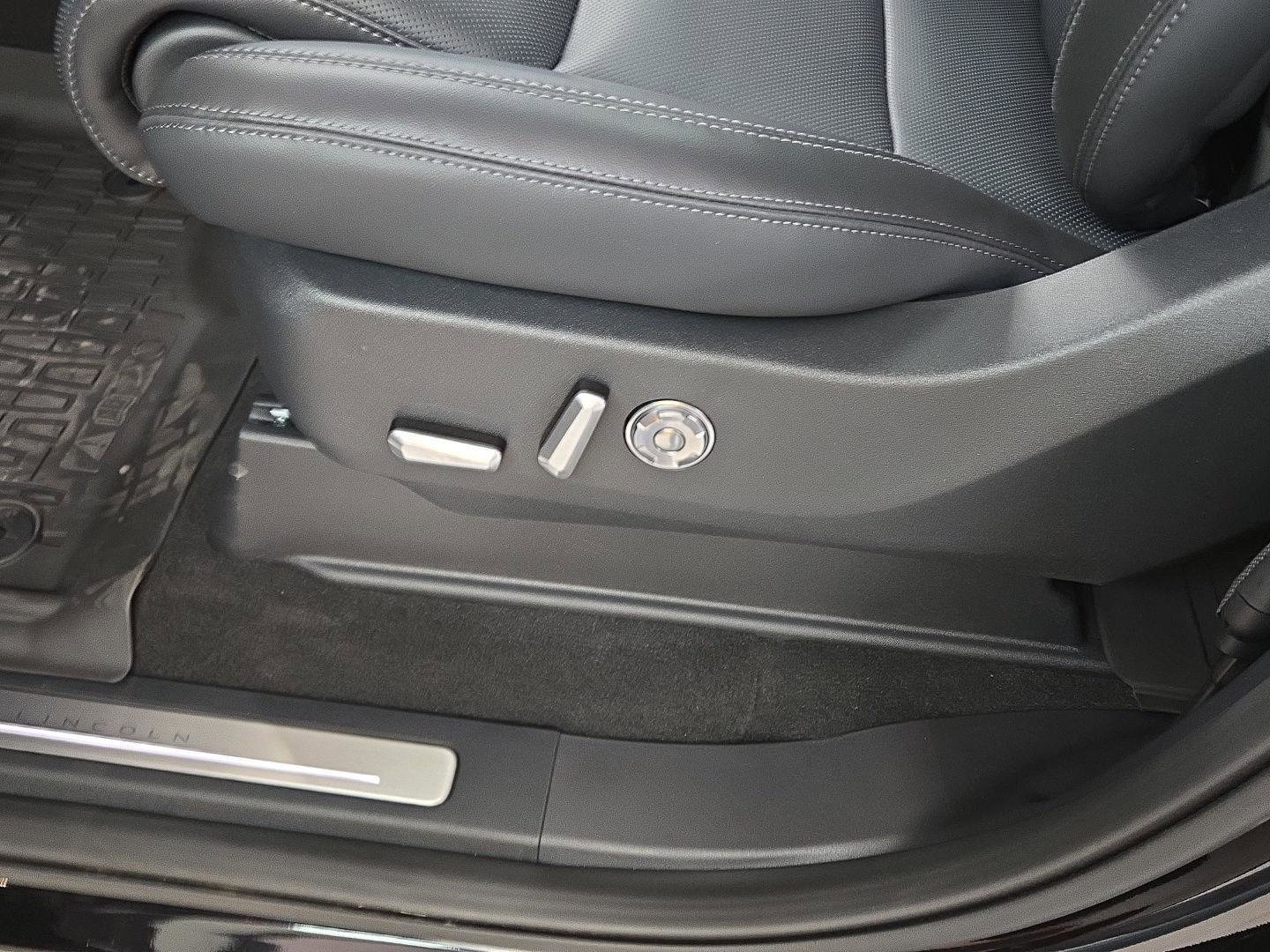 New 2025 Lincoln Navigator L Reserve w/ Jet Appearance Package image 14