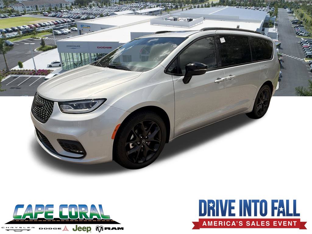 New 2026 Chrysler Pacifica Limited w/ Uconnect Theater Family Group