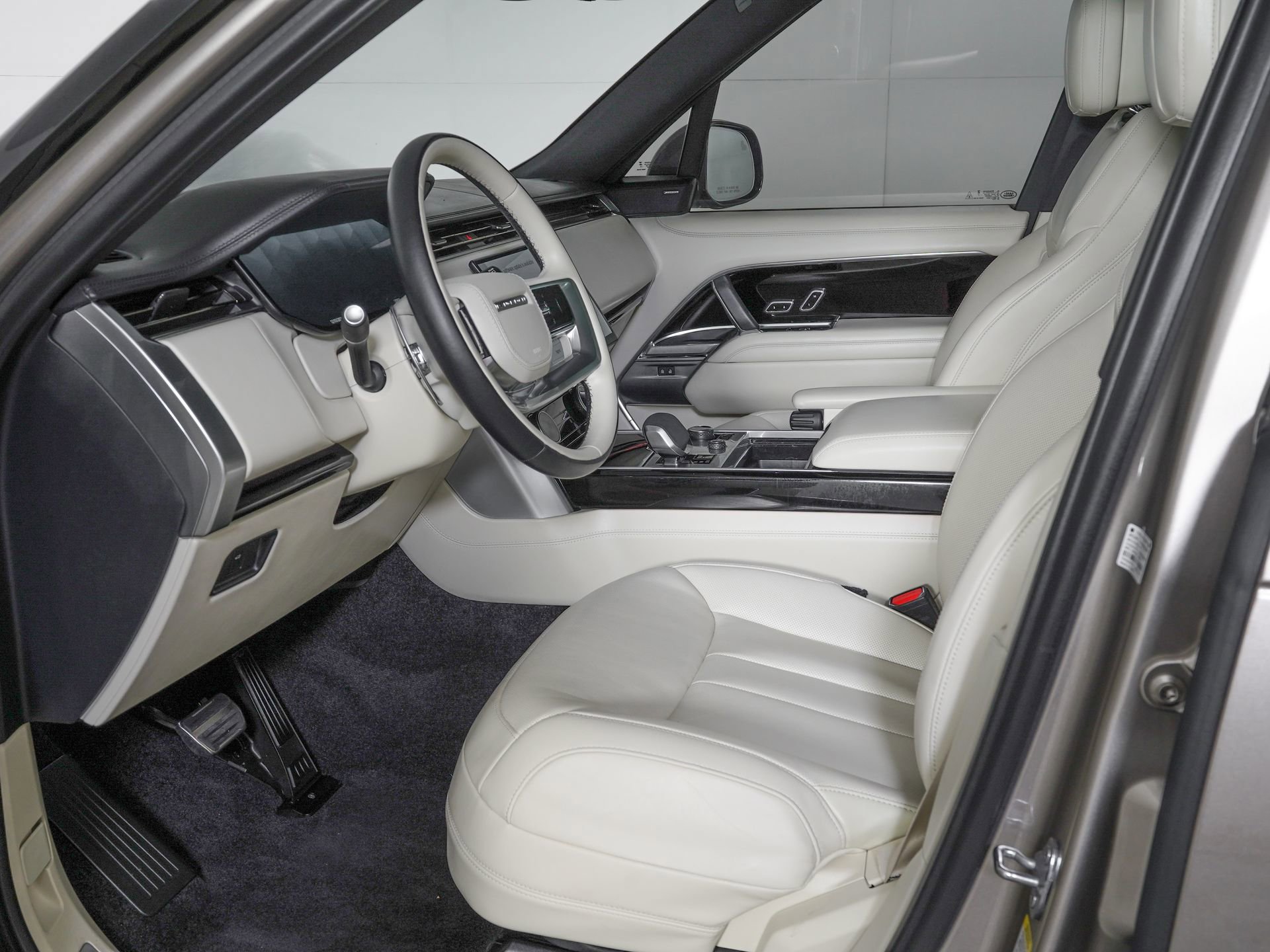 Used 2023 Land Rover Range Rover SE image 23