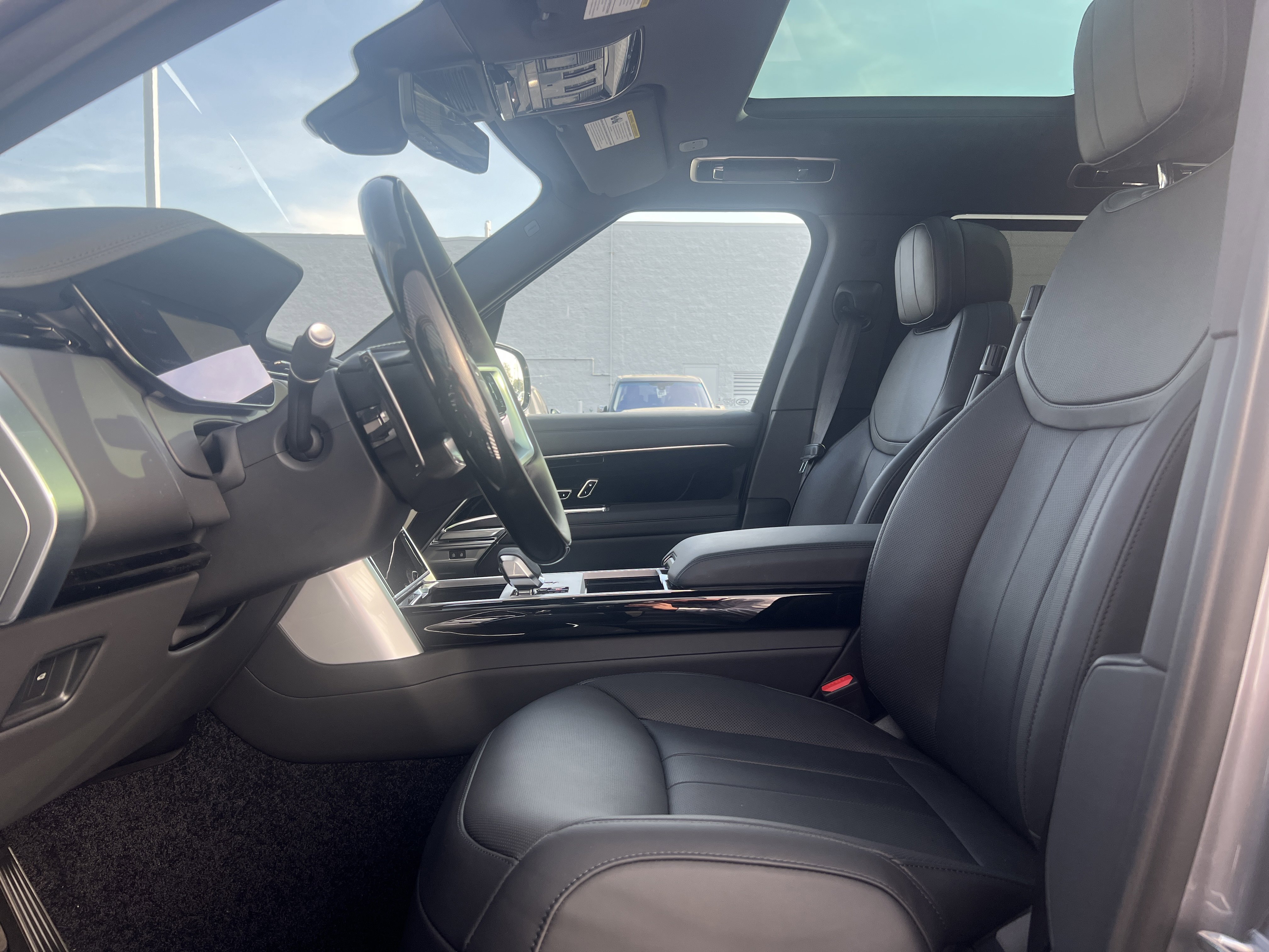 New 2025 Land Rover Range Rover Long Wheelbase SE image 22