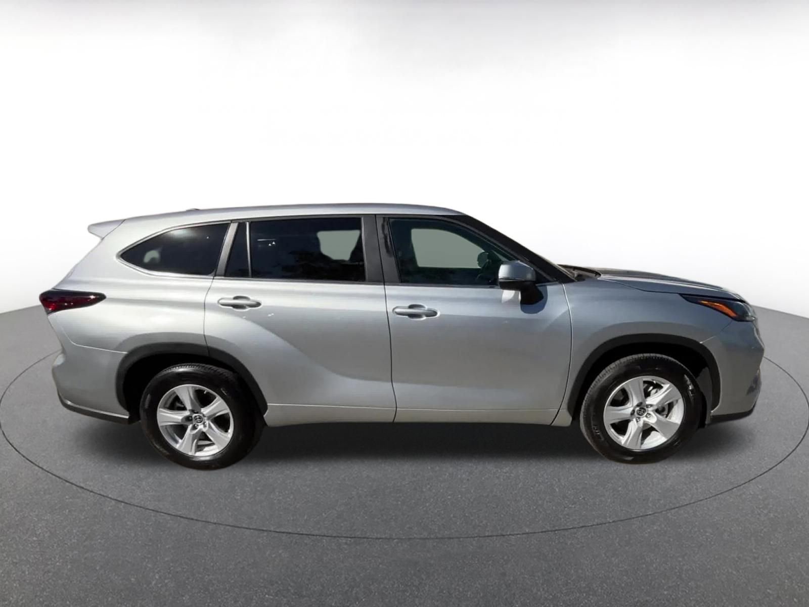 Used 2025 Toyota Highlander LE image 16