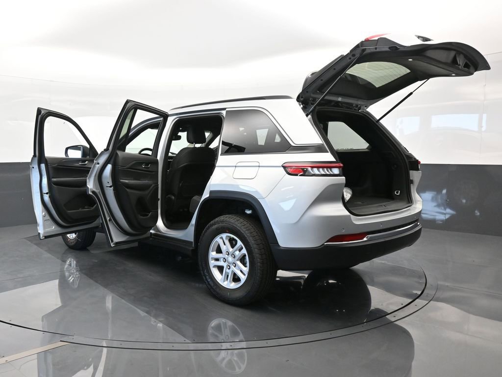 Used 2024 Jeep Grand Cherokee Laredo w/ Trailer Tow Package image 57