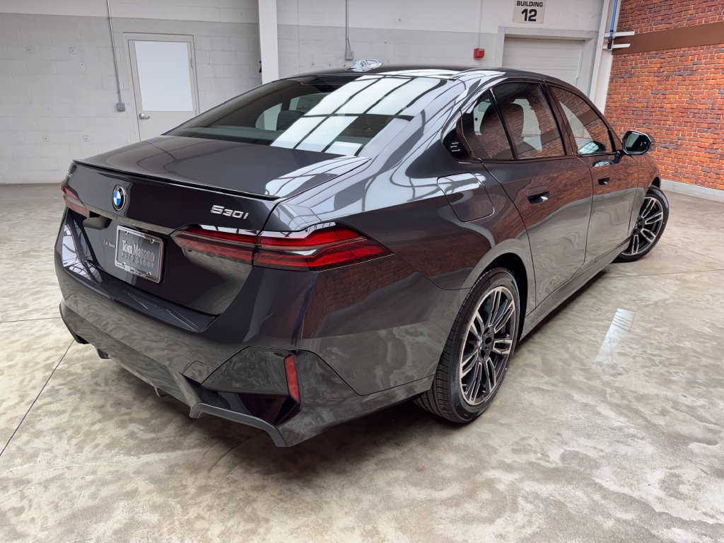 Used 2027 BMW 530i xDrive w/ M Sport Package AWD/4WD image 6