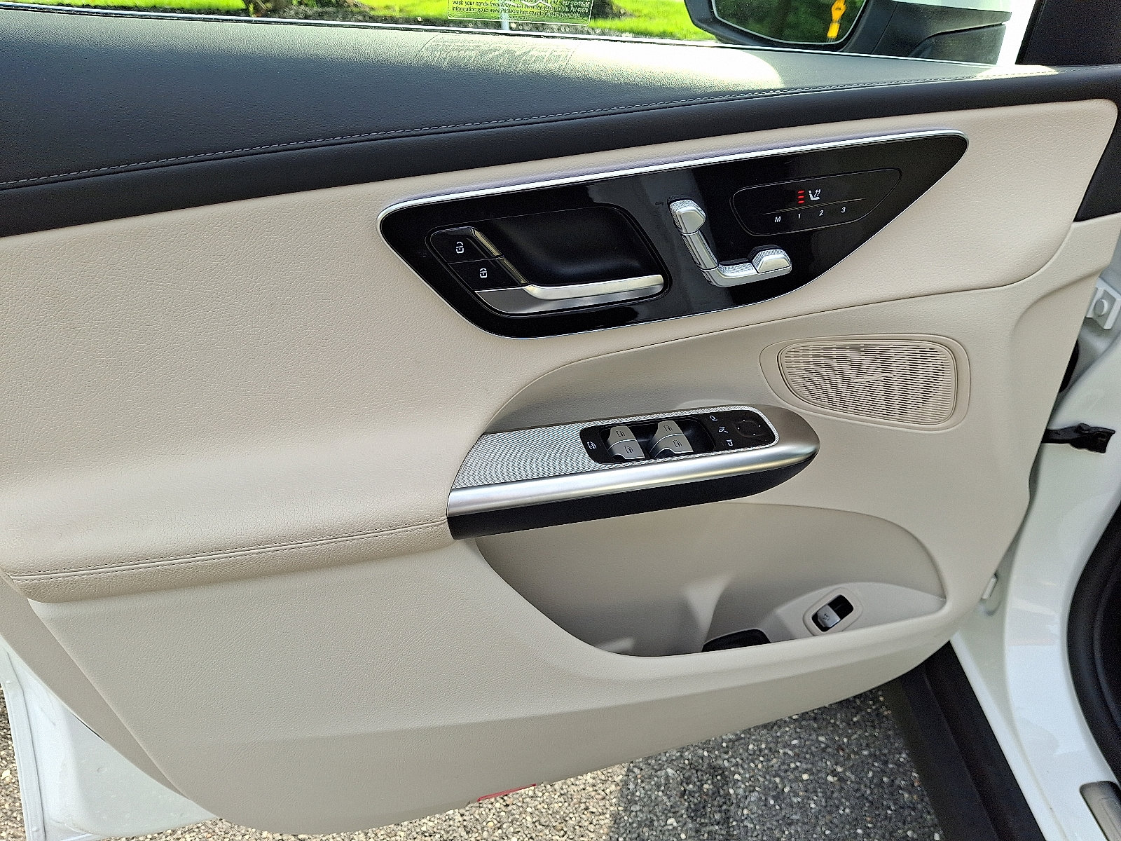 Used 2025 Mercedes-Benz GLC 300 4MATIC image 12