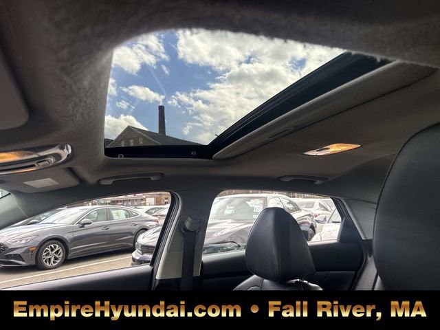 Used 2023 Hyundai Elantra Limited w/ Cargo Package image 21