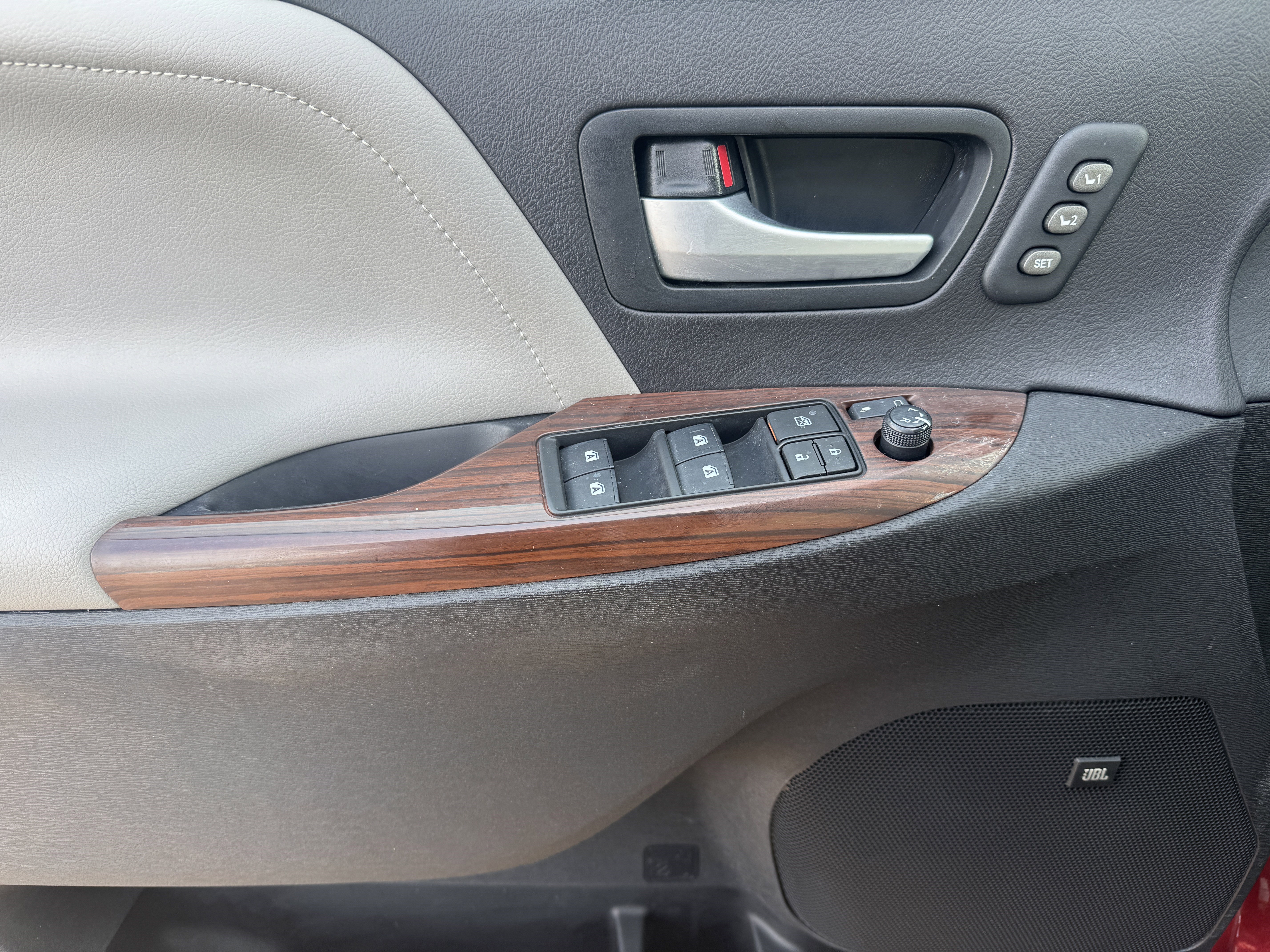 Used 2017 Toyota Sienna Limited image 9