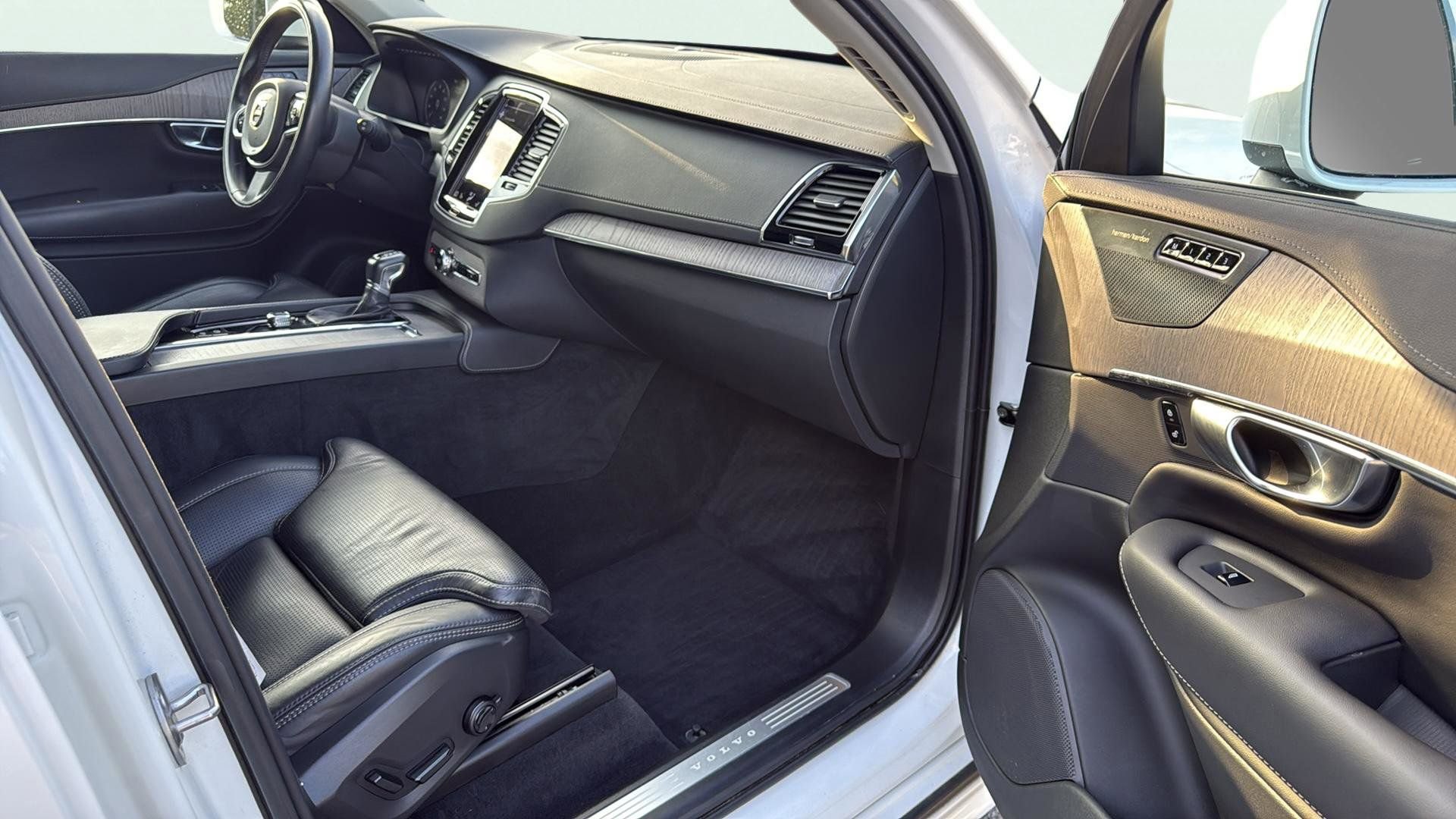 Used 2022 Volvo XC90 T6 Inscription w/ Climate Package image 17