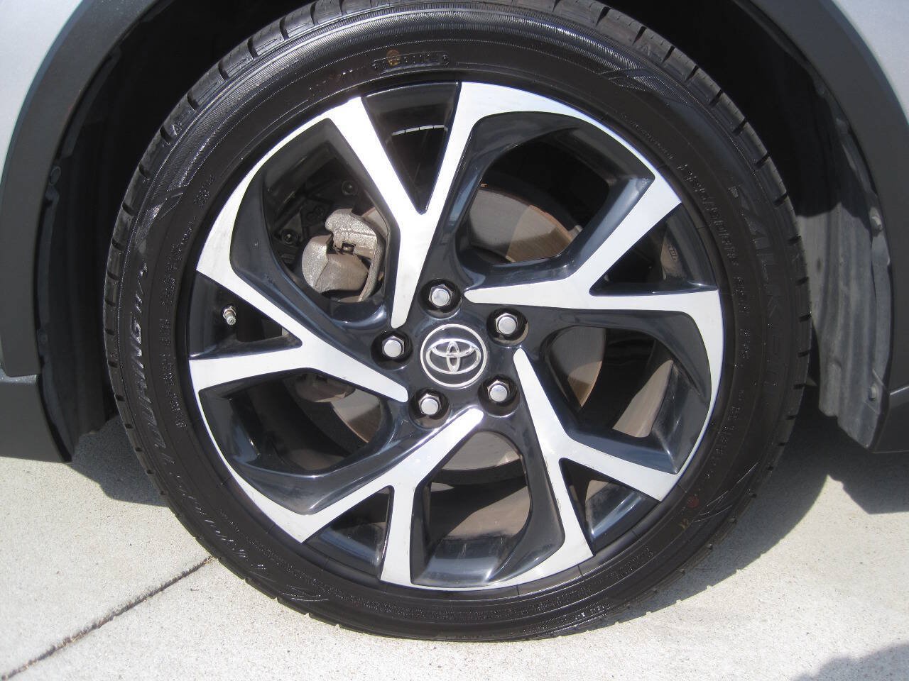 Used 2018 Toyota C-HR XLE FWD image 34