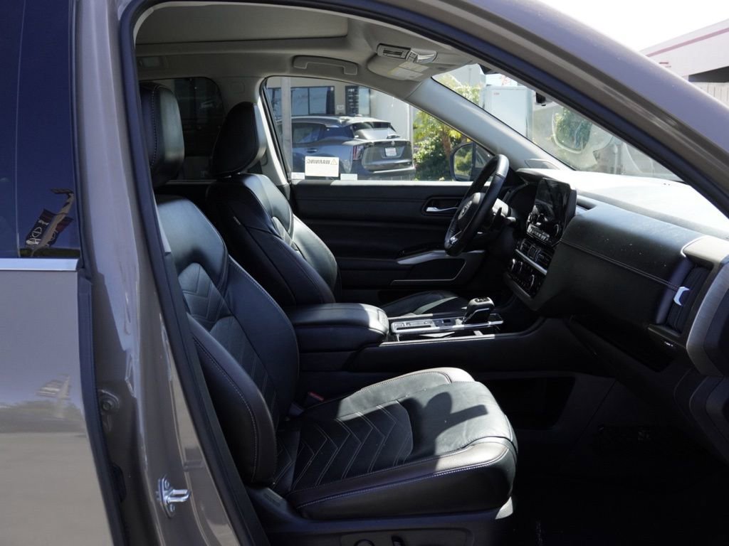 Certified 2023 Nissan Pathfinder Platinum w/ Cargo Package FWD image 18