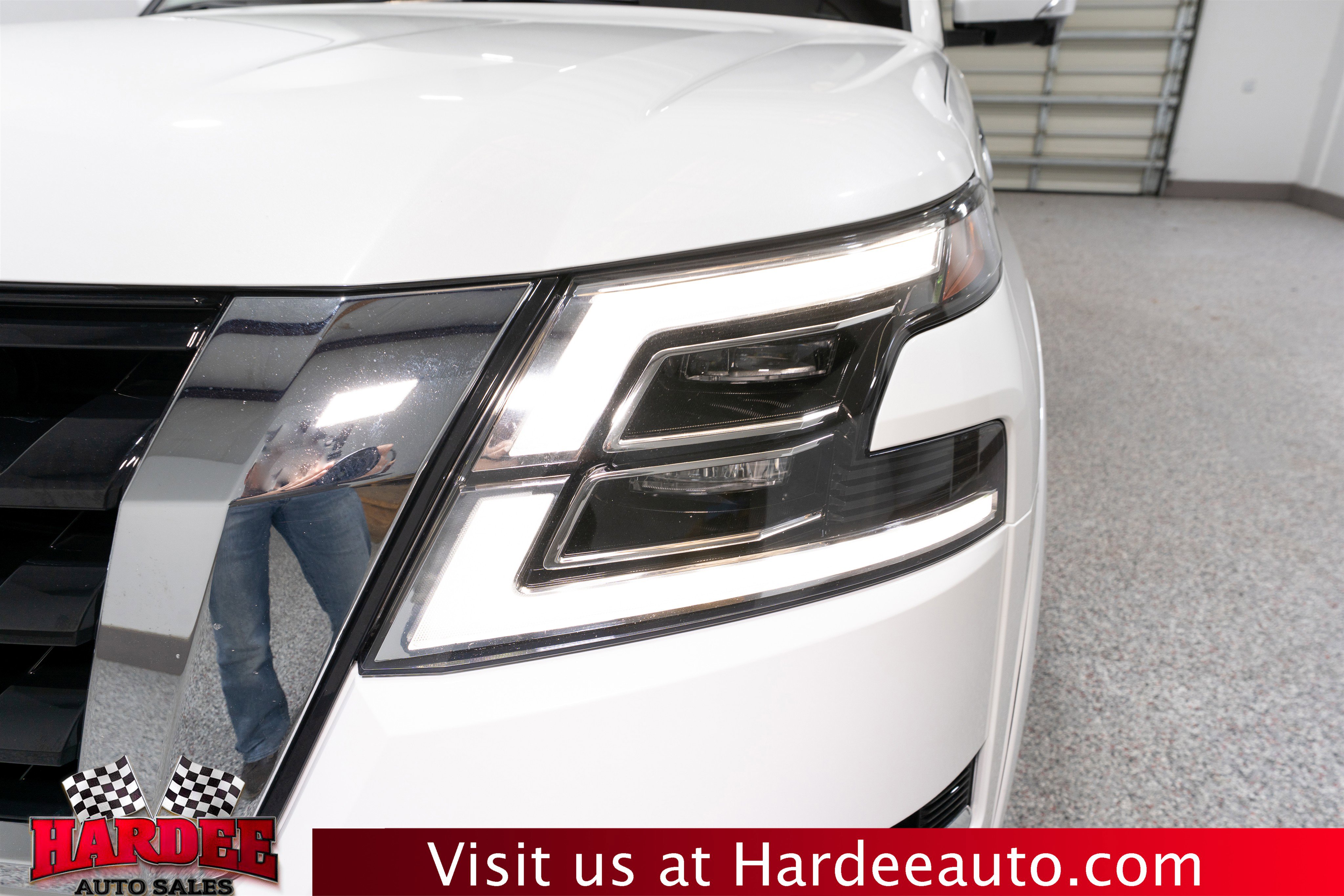 Used 2024 Nissan Armada SL w/ Captain's Chairs Package image 8