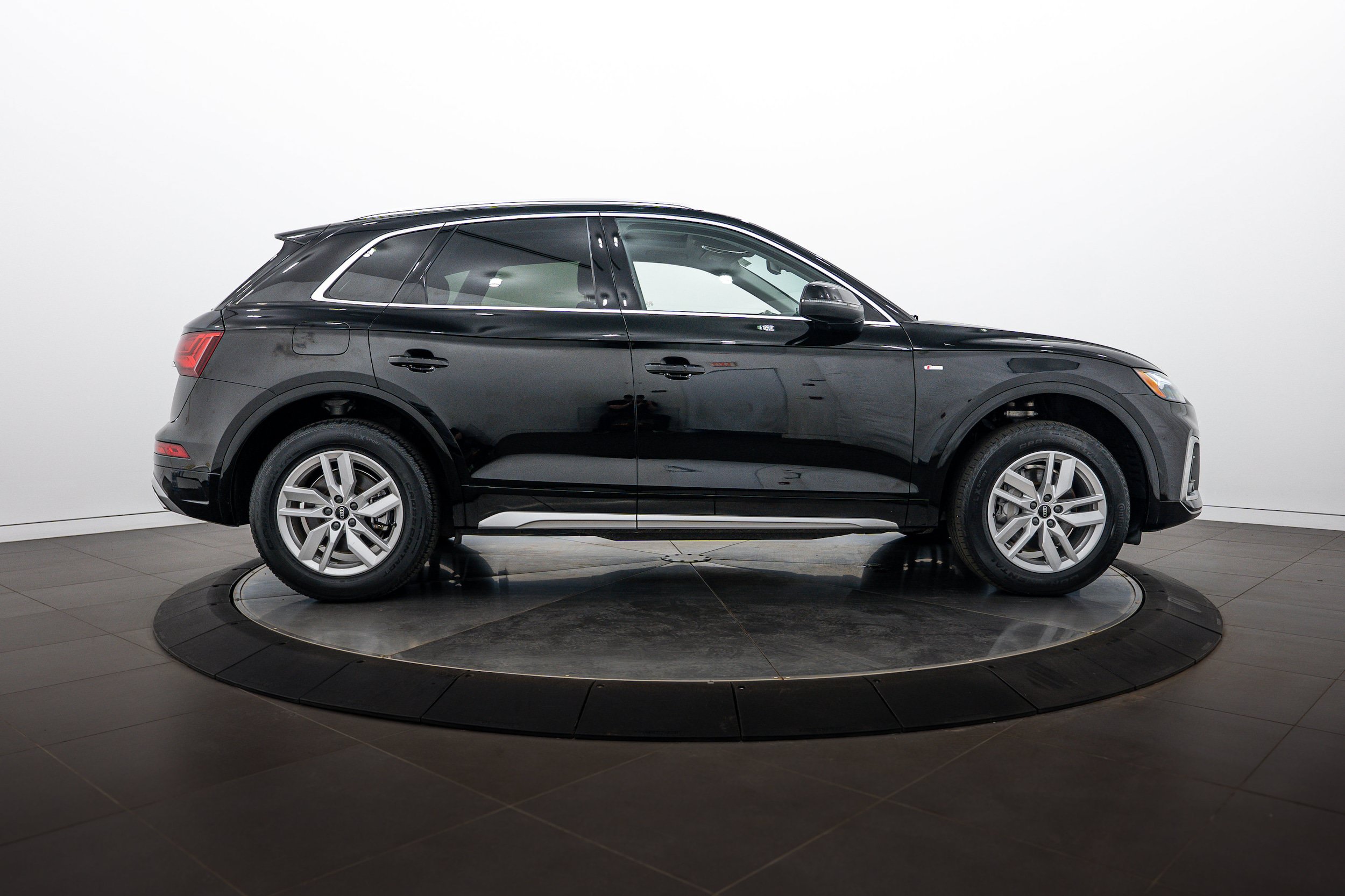 Certified 2023 Audi Q5 2.0T Premium w/ Convenience Package AWD/4WD image 3