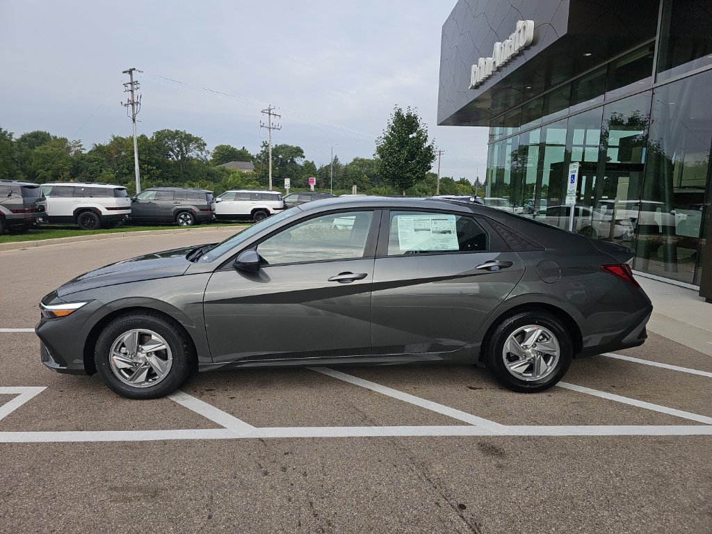 New 2026 Hyundai Elantra SE FWD image 2