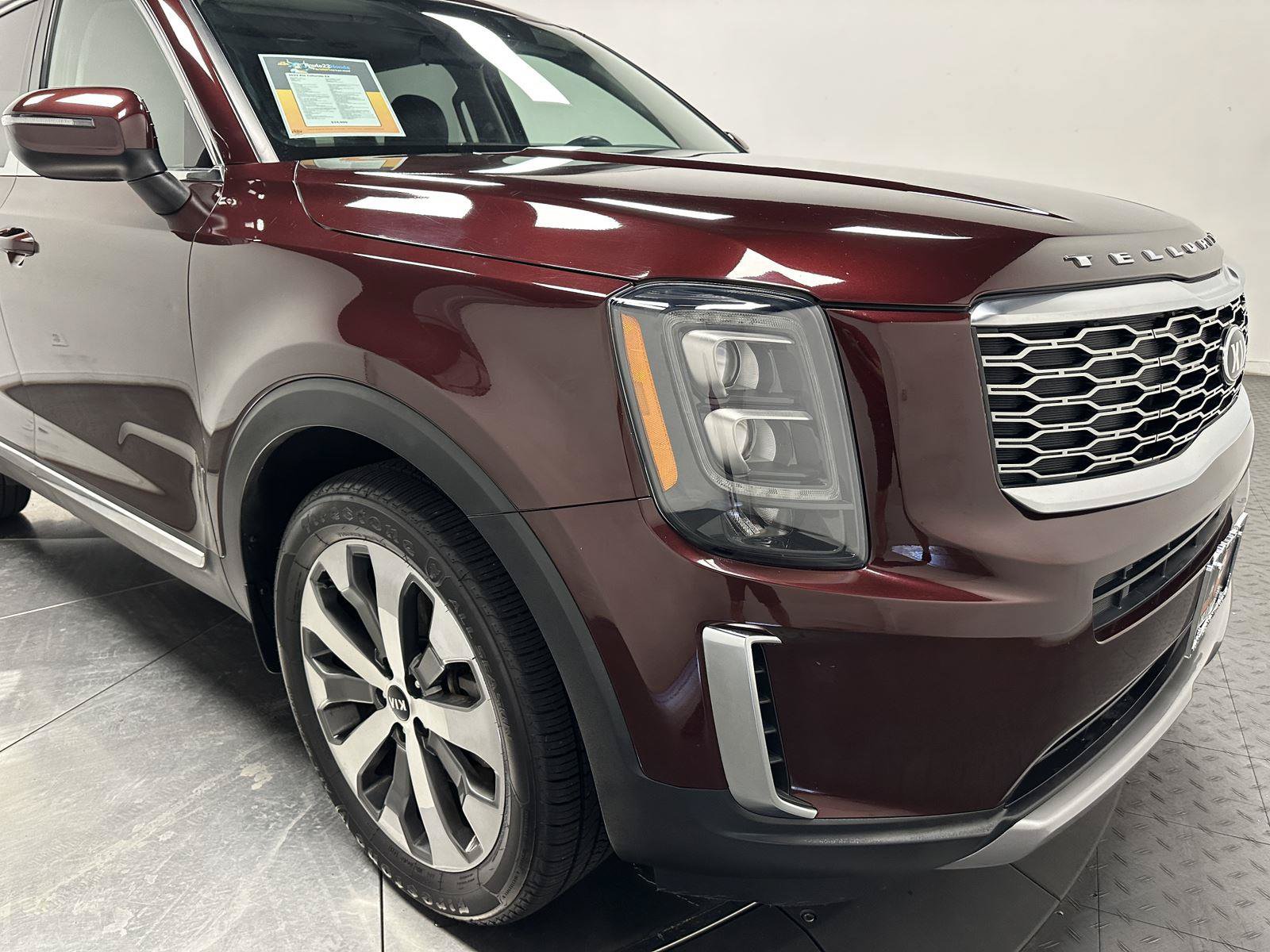 Used 2021 Kia Telluride EX w/ EX Premium Package FWD image 3