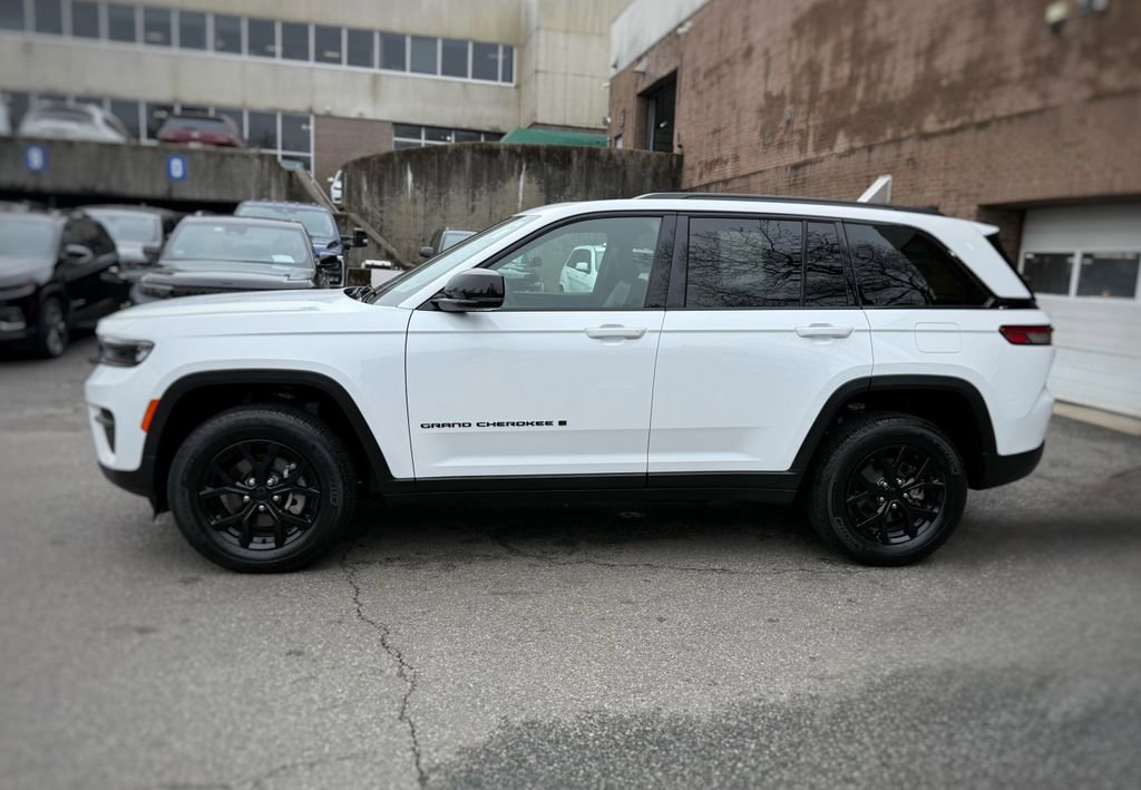 Used 2025 Jeep Grand Cherokee Altitude AWD/4WD image 14