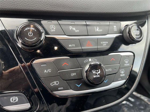 Used 2025 Chrysler Pacifica Select image 18