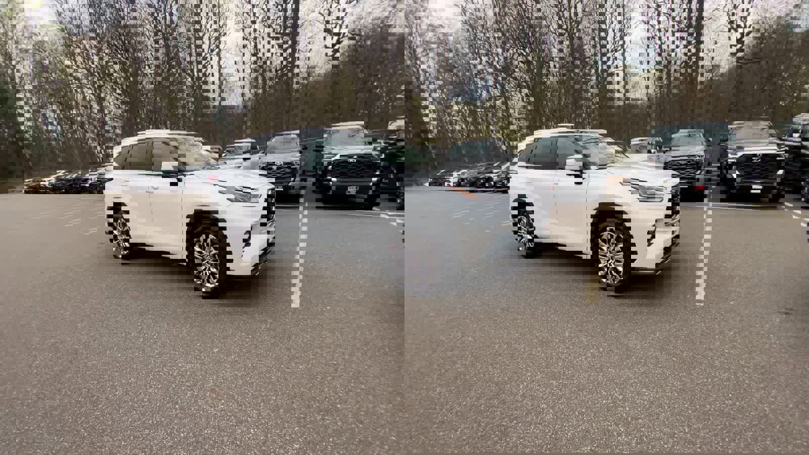 Certified 2025 Toyota Highlander Platinum image 2