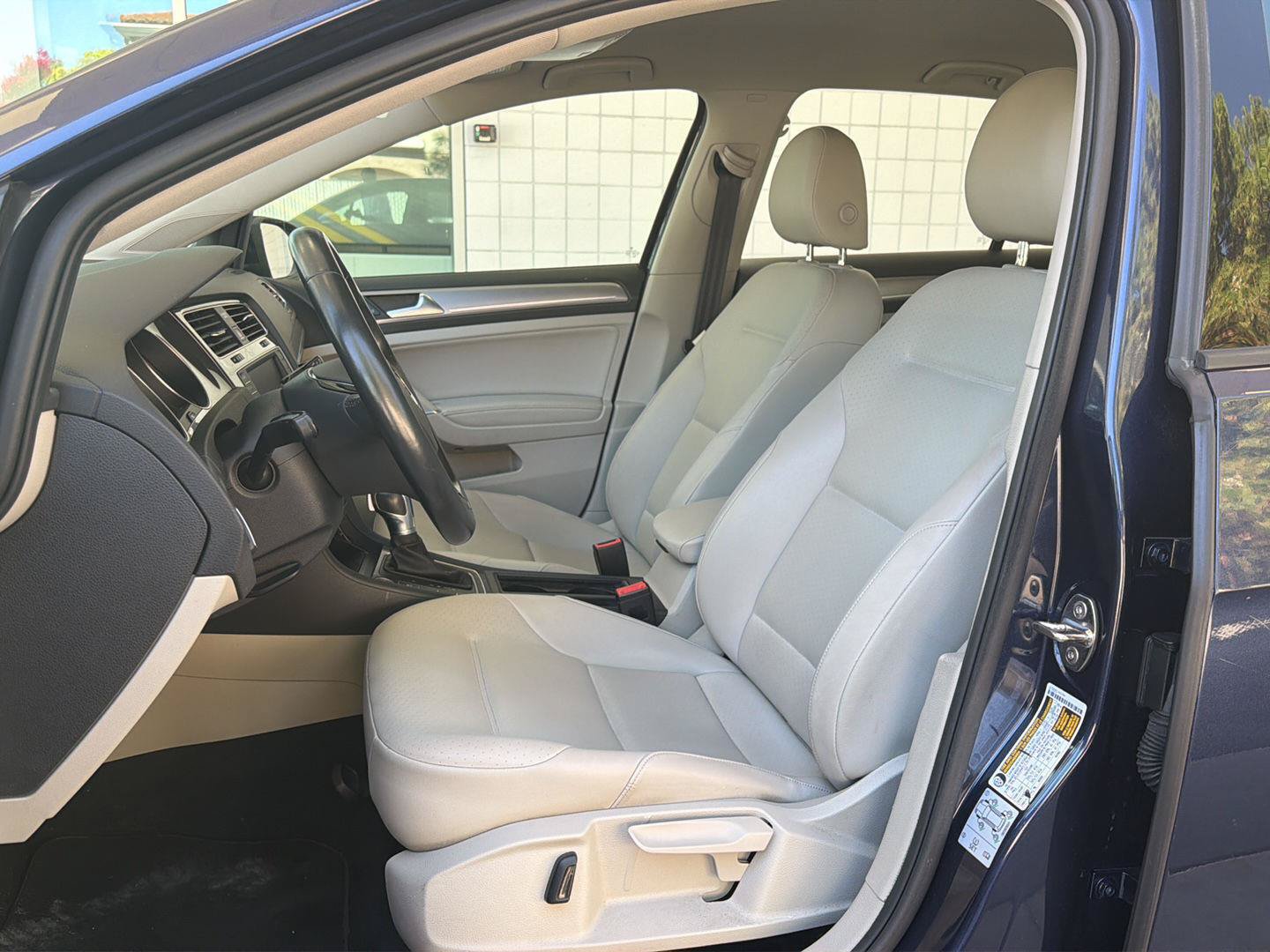 Used 2016 Volkswagen e-Golf SEL Premium w/ Driver Assistance Package FWD image 27