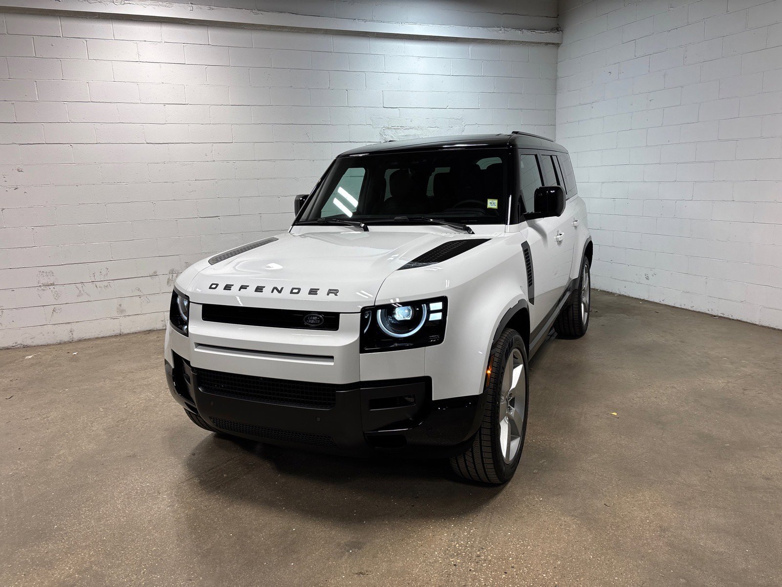 New 2026 Land Rover Defender 130 X-Dynamic SE AWD/4WD image 2