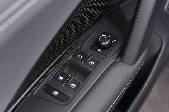 Certified 2025 Volkswagen Tiguan SE FWD image 8