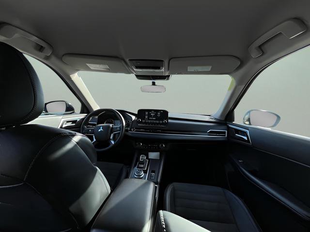 Used 2023 Mitsubishi Outlander SE image 32