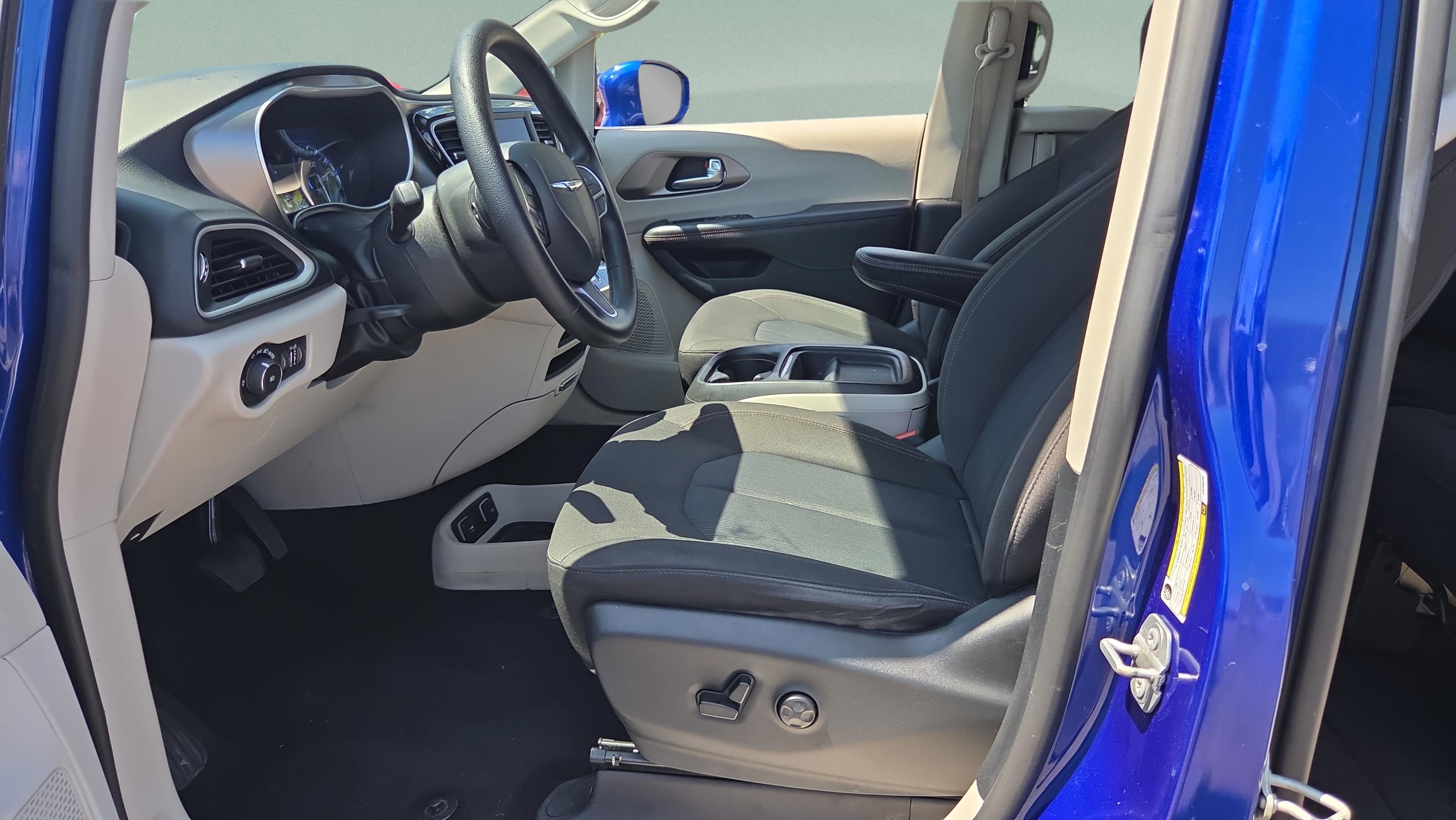 Used 2020 Chrysler Pacifica Touring image 9