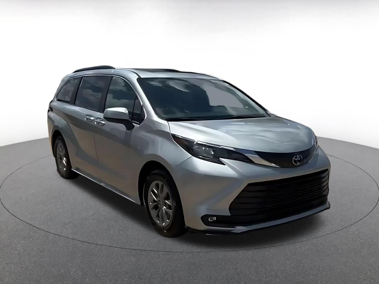 Used 2025 Toyota Sienna XLE FWD image 3