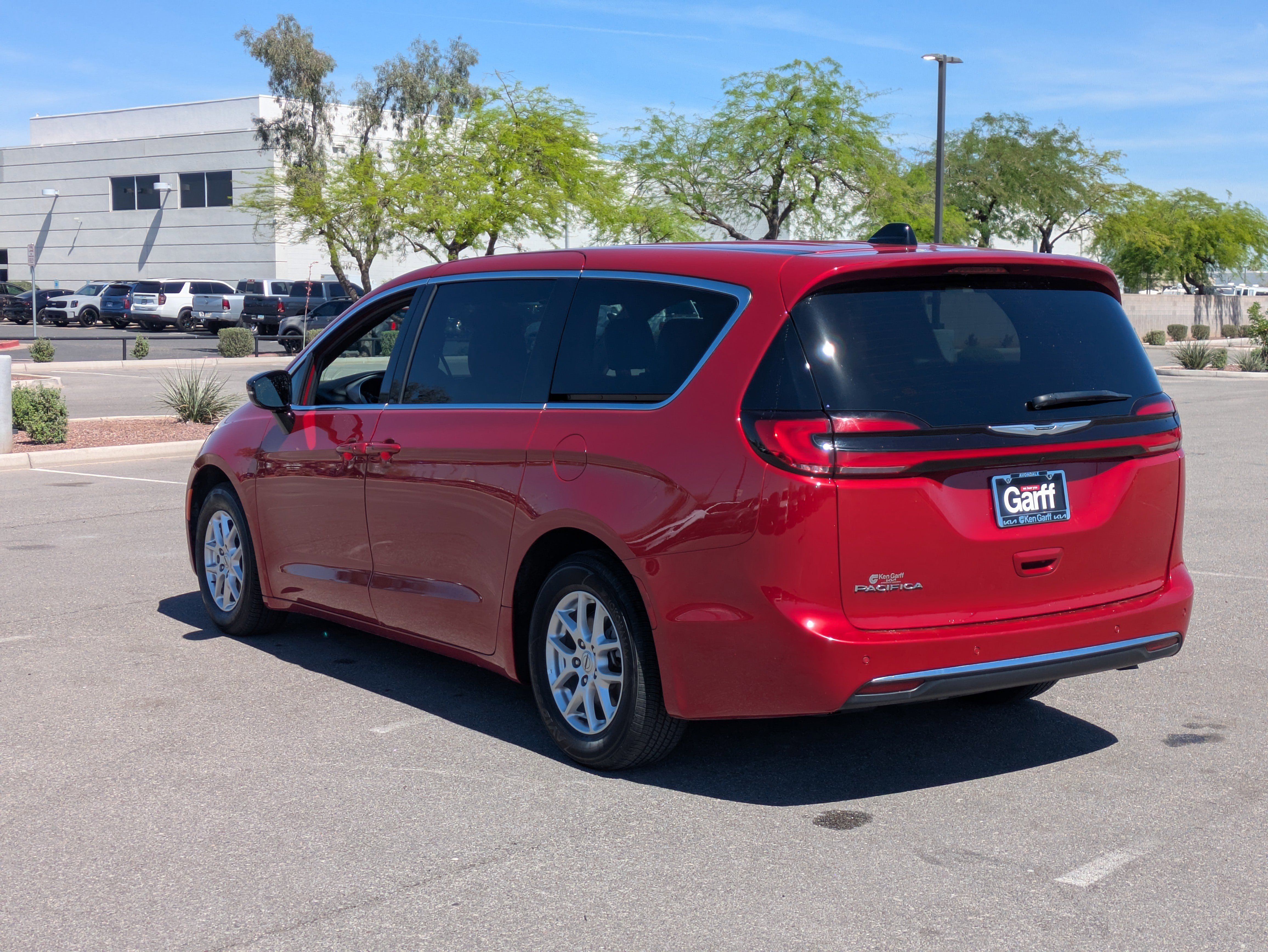 Used 2025 Chrysler Pacifica Select image 3