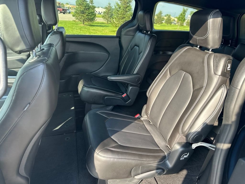 Used 2025 Chrysler Pacifica Select FWD image 13