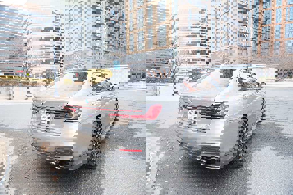 Used 2021 BMW 750i xDrive w/ Executive Package image 12