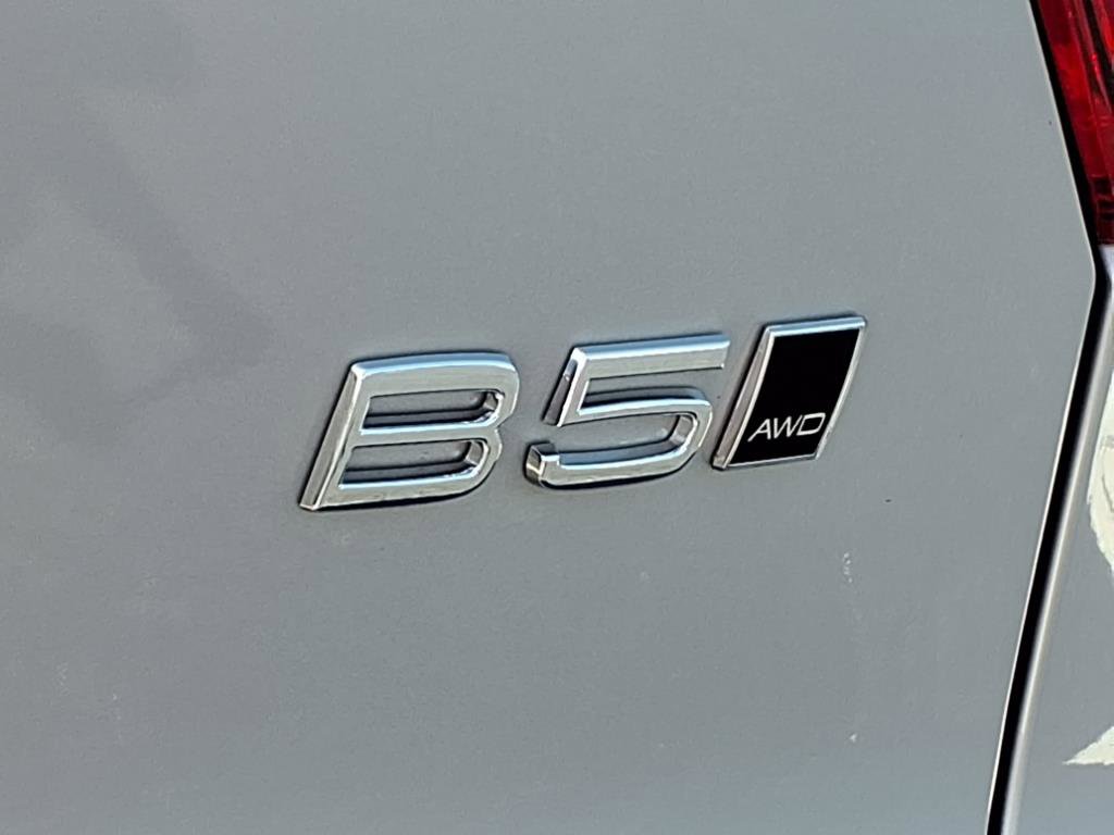 Used 2025 Volvo XC40 B5 Core image 2
