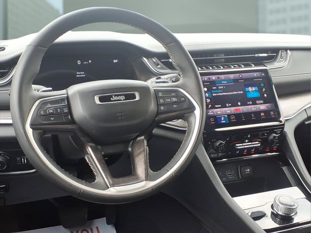Used 2023 Jeep Grand Cherokee Limited AWD/4WD image 3