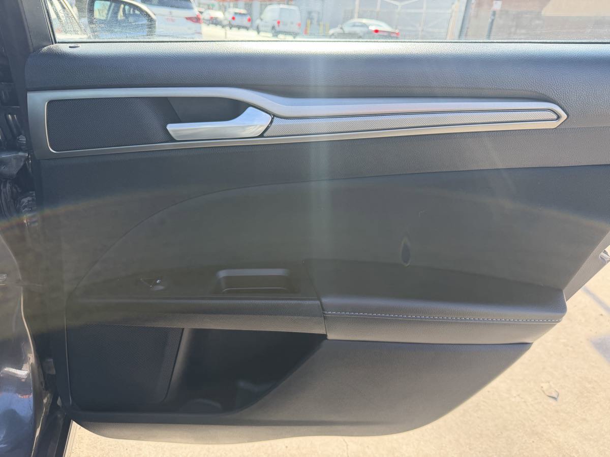 Used 2018 Ford Fusion SE w/ Fusion SE Technology Package image 26