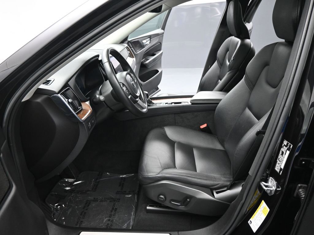 Used 2021 Volvo XC60 T5 Momentum w/ Premium Package image 9