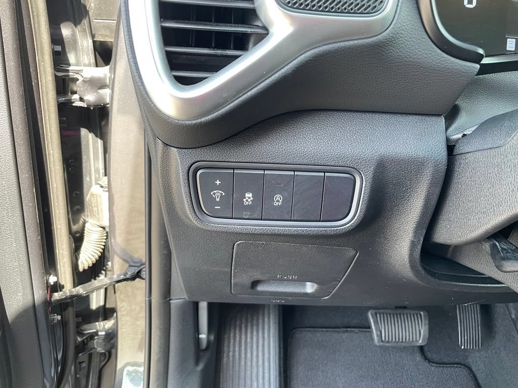 Certified 2025 Kia Soul LX w/ LX Technology Package FWD image 13