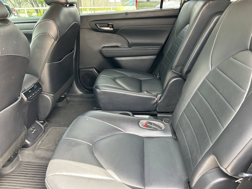 Used 2021 Toyota Highlander XLE FWD image 17