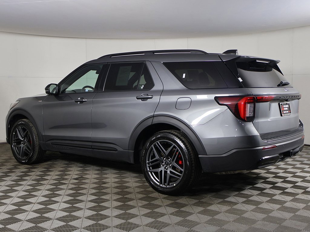 Used 2025 Ford Explorer ST-Line w/ ST-Line Street Pack image 10