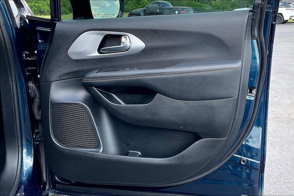 Used 2025 Chrysler Pacifica Limited FWD image 31