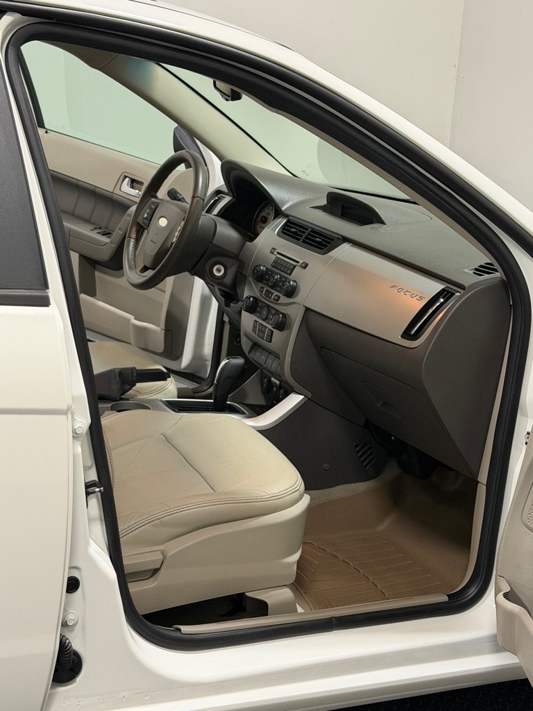 Used 2010 Ford Focus SEL FWD image 10