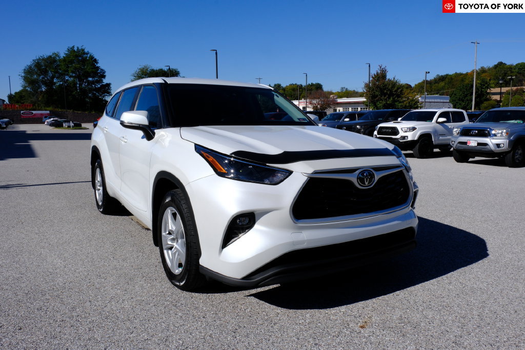 Used 2023 Toyota Highlander LE FWD image 1