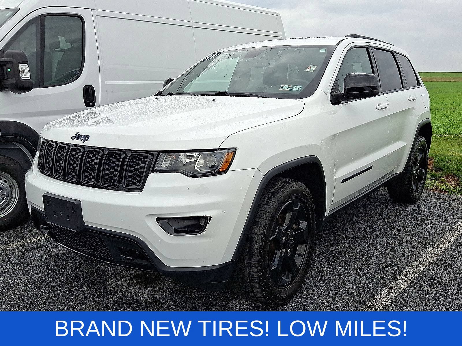 Used 2019 Jeep Grand Cherokee Laredo AWD/4WD image 2
