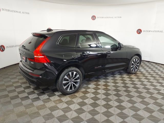 Used 2023 Volvo XC60 B5 Plus image 5