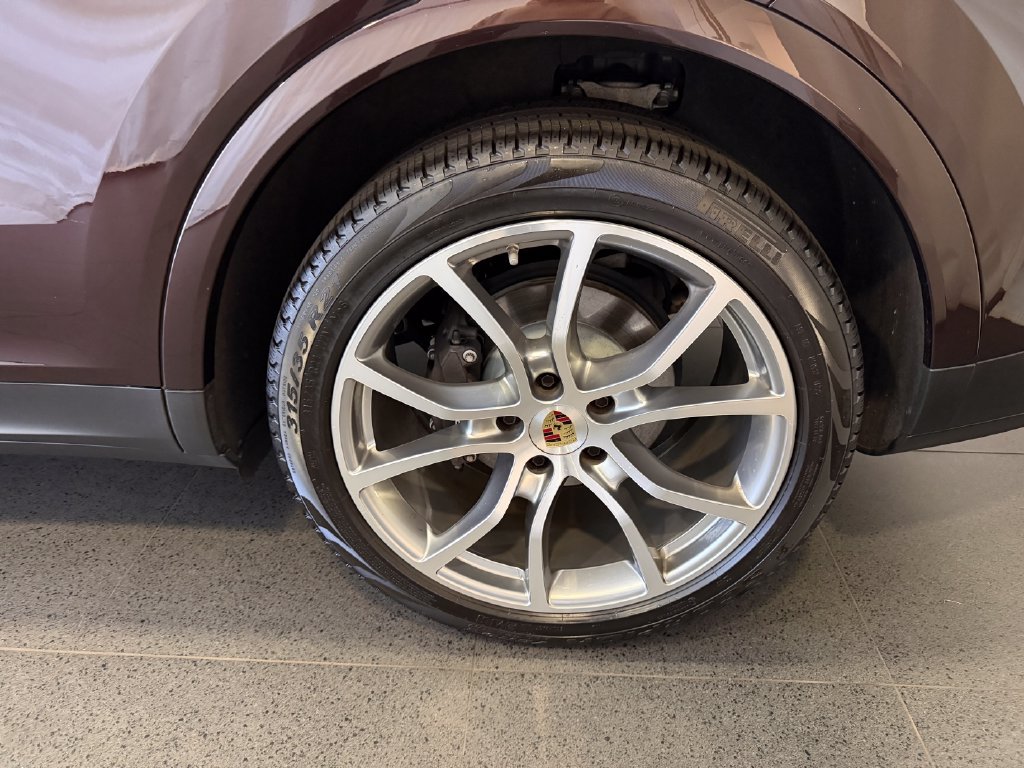 Certified 2023 Porsche Cayenne Platinum Edition AWD/4WD image 11
