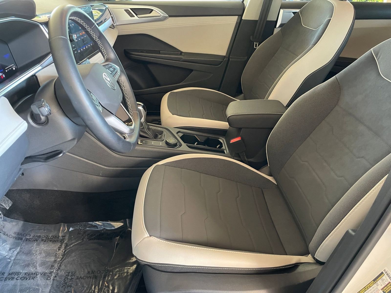 Used 2025 Volkswagen Taos SE image 27